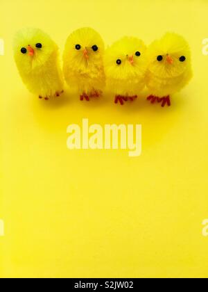 Les poussins de Pâques sur un fond jaune Banque D'Images