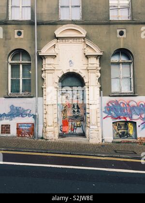 Porte couverts par le graffiti à Brighton Banque D'Images