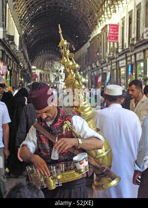 Vendeur de thé à Al-Hamidiyah Souq, Damas, Syrie Banque D'Images