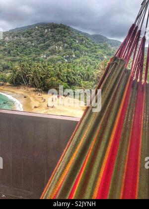 Une belle vue de Cabo San Juan et la Sierra Nevada dans le confort d'un hamac dans le Parc National Tayrona, Santa Marta, Colombie. Banque D'Images