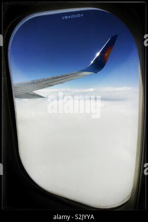 Vue au-dessus des nuages sur le siège 26F sur un Jet2 avion venant de l'aéroport de Leeds Bradford (Royaume-Uni) à l'aéroport de Barcelone El Prat, Espagne. Banque D'Images
