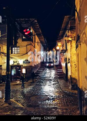 La vie nocturne sur les pentes des rues pavées de Cusco, Pérou Banque D'Images