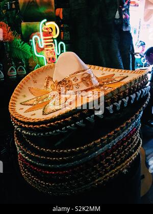 Pile de sombreros mexicains dans un restaurant mexicain avec tequila neon sign Banque D'Images