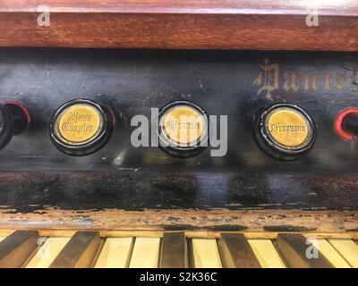 Diapason, bass, raccord et touches de piano mis en évidence sur un orgue ancien clavier de console d'un orgue en bois ancien. Banque D'Images