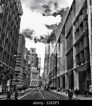 Une vue le long de la volaille dans la ville de Londres, en Angleterre, en regardant vers le n° 22 Bishopsgate bâtiment en construction qui, une fois terminé, sera le deuxième plus haut bâtiment de la ville. Banque D'Images