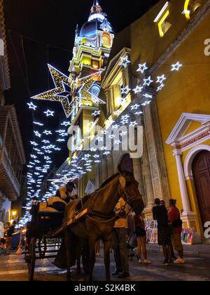 Cheval et balade en calèche dans la vieille ville de Carthagène, Colombie la nuit. Banque D'Images