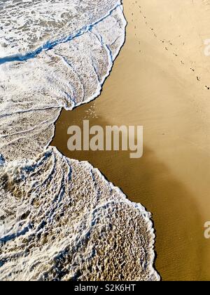 Des empreintes de pas dans le sable et au littoral. Manhattan Beach, California USA Banque D'Images