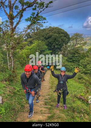 Marchez jusqu'à la prochaine ligne de zip à Extreme Park au Costa Rica. Banque D'Images