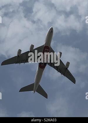 Vue de dessous un unis un super jumbo a380 entrée en terre à l'aéroport de Birmingham mars 2019. Banque D'Images