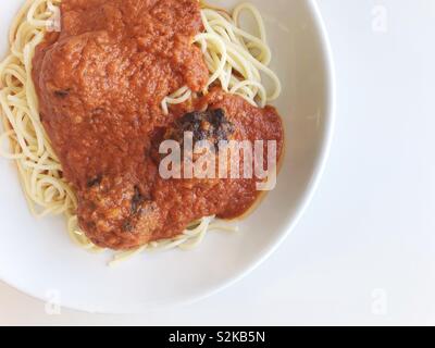 Spaghetti aux Boulettes de viande et la sauce tomate dans un bol blanc. Banque D'Images