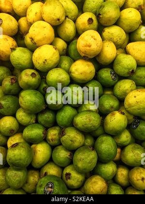 Image complète de produits frais délicieux venu Psidium guajava, commune de goyave, goyave, citron d'une exposition-vente à l'échelle locale les produits frais du marché. Banque D'Images