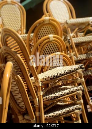 Des piles de bois et les chaises en osier et en attendant l'ouverture d'un café en plein air dans la région de Bryant Park, New York, USA Banque D'Images