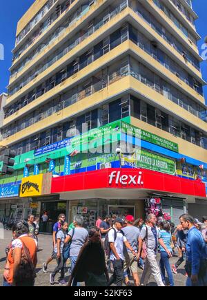 L'angle d'une rue dans le centre-ville de San José, Costa Rica. Banque D'Images