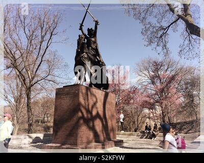 La grande sculpture en bronze du roi de Pologne Jagellon monument à Central Park, NYC, USA Banque D'Images