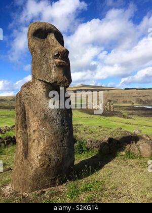 Les 15 Moai de l'ahu Tongariki avec le "Voyager Moai" avant, Rapa Nui, l'île de Pâques Banque D'Images