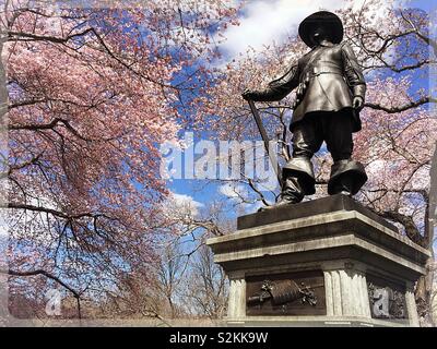 Les pèlerins statue sur la colline du pèlerin au printemps, Central Park, NYC, USA Banque D'Images