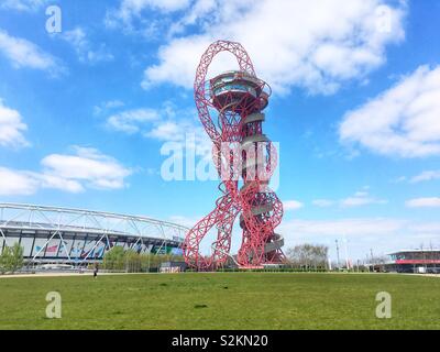 L'orbite d'ArcelorMittal 114,5 mètres de haut de la sculpture et tour d'observation et les glisser dans le Parc Olympique Queen Elizabeth à Stratford, Londres, Angleterre, Royaume-Uni. Banque D'Images