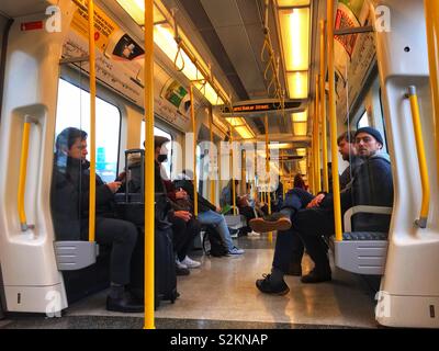 À bord d'un train sur la Circle Line du métro de Londres. Banque D'Images