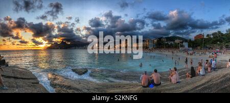 Vue panoramique sur la plage d'Ipanema à mesure que le soleil se couche sur l'horizon à Rio de Janeiro, Brésil. Banque D'Images