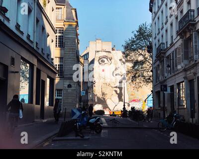 Grande fresque sur un bâtiment à proximité du quartier des Halles à Paris Banque D'Images