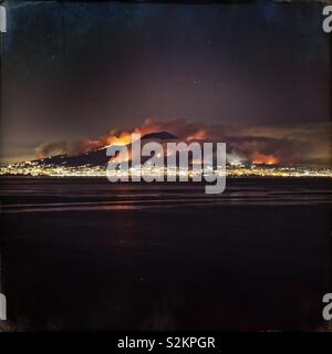 Image de nuit feux sauvages sur le Mont Vésuve, vue sur le golfe de Naples, Italie Banque D'Images