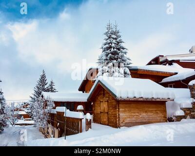 Alpine Village dans la neige, à l'Alpe d'Huez, France Banque D'Images