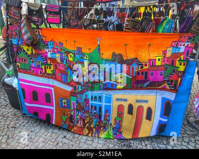 Une scène colorée de Rio de Janeiro imprimés sur tissu à l'extérieur d'un marché de rue dans le quartier d'Ipanema. Banque D'Images