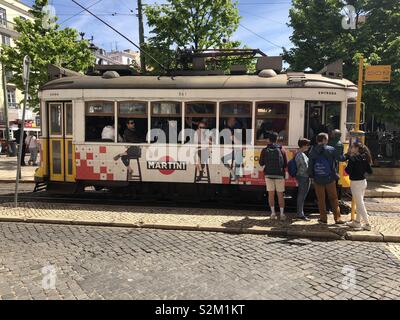 Les passagers en attente pour le tramway à Lisbonne Banque D'Images