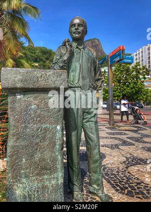 Une statue de bronze représentant un homme debout sur la promenade de la plage de Leblon, à Rio de Janeiro, Brésil. Banque D'Images