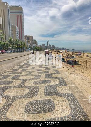 La célèbre promenade de la plage de mosaïque à Copacabana et Ipanema, Rio de Janeiro, Brésil. Banque D'Images