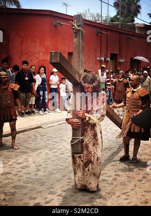 Le portement de croix lors d'une reconstitution de la Via Crucis (Chemin de croix) le Vendredi Saint à San Antonio Tlayacapan, Jalisco, Mexique. Banque D'Images