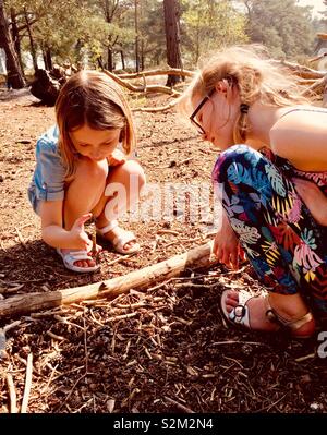 Deux soeurs jouant dans la forêt Banque D'Images