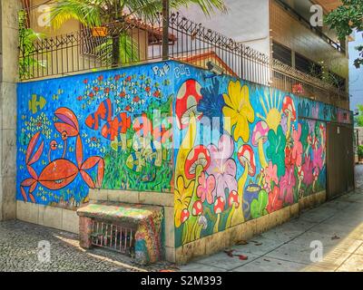 Une fresque à thème nature colorée à Rio de Janeiro, Brésil. Banque D'Images