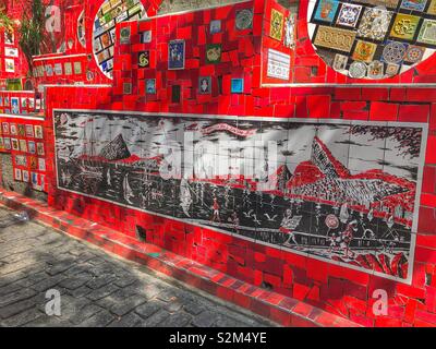 L'un des nombreux murs de mosaïques de Escadaria Selarón, les étapes Selarón à Rio de Janeiro, Brésil. Banque D'Images