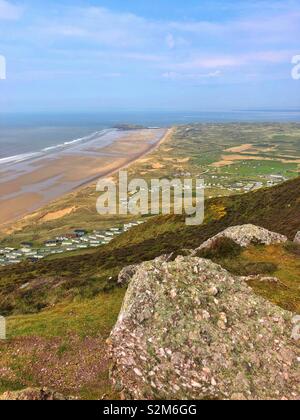 Vue depuis la plage de Rhossili des bas au Llangennith, Hillend Rhossili et, Swansea, Pays de Galles, Gower, avril. Banque D'Images