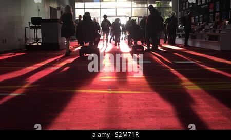 LAS VEGAS, NV, avril 2019 : longues ombres sur tapis à Las Vegas Convention Center en tant que visiteurs, Sortie fin de journée au National Association of Broadcasters (NAB) Afficher Banque D'Images