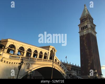 LAS VEGAS, NV, avril 2019 : copie de l'architecture italienne au Venetian Hotel and Casino avec bridge et tour en fin d'après-midi du soleil Banque D'Images