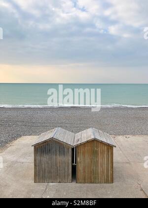 Deux cabines de plage en bois au bord de l'eau à Dieppe, en France, en basse saison. Banque D'Images