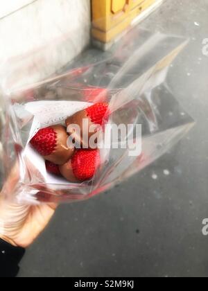 Godiva fraise dans le chocolat, Paris France Banque D'Images
