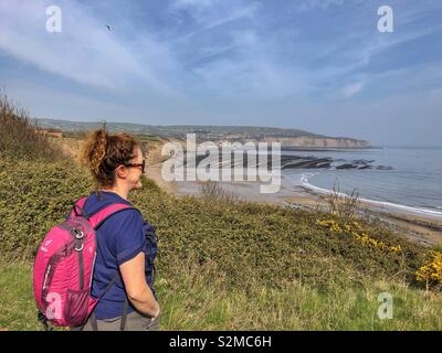 Femme regardant la mer à Robin Hood's Bay Banque D'Images