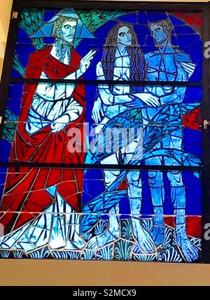 Image de vitrail le bannissement d'Adam et Eve. Prise à sainte Catherine de Sienne Église catholique à New Orleans, La Banque D'Images