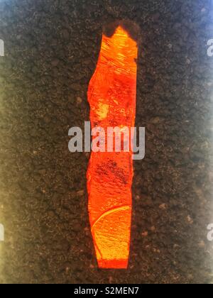 Vitraux colorés décoratifs en verre translucide texturé avec un motif abstrait aléatoire. Banque D'Images