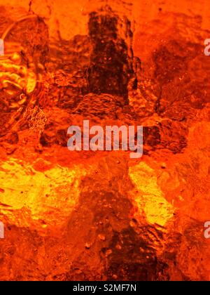 Vitraux colorés décoratifs en verre translucide texturé avec un motif abstrait aléatoire. Banque D'Images