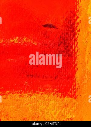 Colorés décoratifs colorés en rouge et jaune en verre translucide texturé avec un motif abstrait aléatoire. Banque D'Images