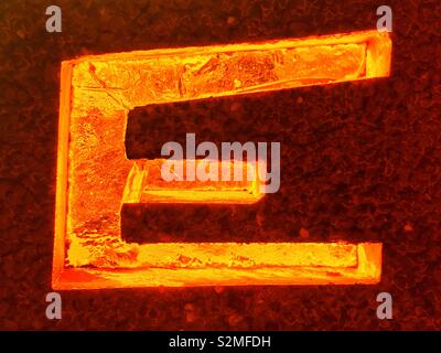 Vitraux colorés décoratifs en verre translucide texturé avec une majuscule e modèle. Banque D'Images