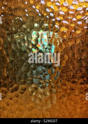 Vitraux colorés décoratifs en verre translucide beige texturé avec un abstract pattern aléatoire. Banque D'Images