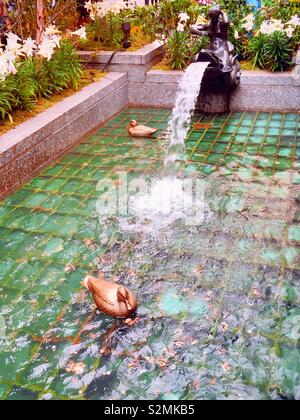 Des fontaines dans les jardins du canal du Rockefeller Center avec du canard d'art et des fleurs fraîches, NYC, USA Banque D'Images