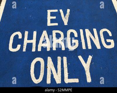 Parking bay peintes dénotant seulement recharge de véhicules électriques Banque D'Images
