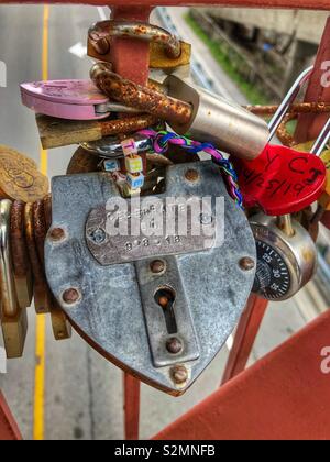 Lovelocks accrocher sur un pont. Banque D'Images