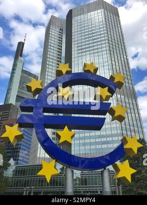 Francfort, Allemagne. 21 août 2018. Le célèbre bleu et jaune 'Euro' signe devant le gratte-ciel du quartier financier de Francfort. Banque D'Images